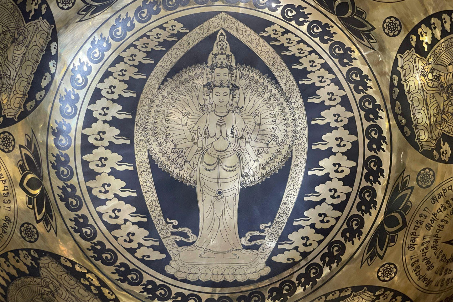 Handmade Tibetan Singing Bowl - Bodhisattva Avalokiteshvara Engraved - For Sound Healing Session and Group Sound Therapy World Creation Crafts