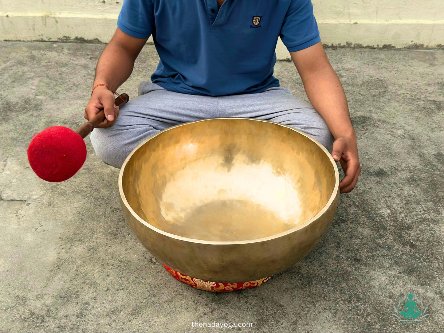 Large Mastercrafted Tibetan Singing Bowl – Hand-Hammered in Nepal | Standing Sound Bowl for Healing & Chakra Balancing – Nadayoga The Nada Yoga