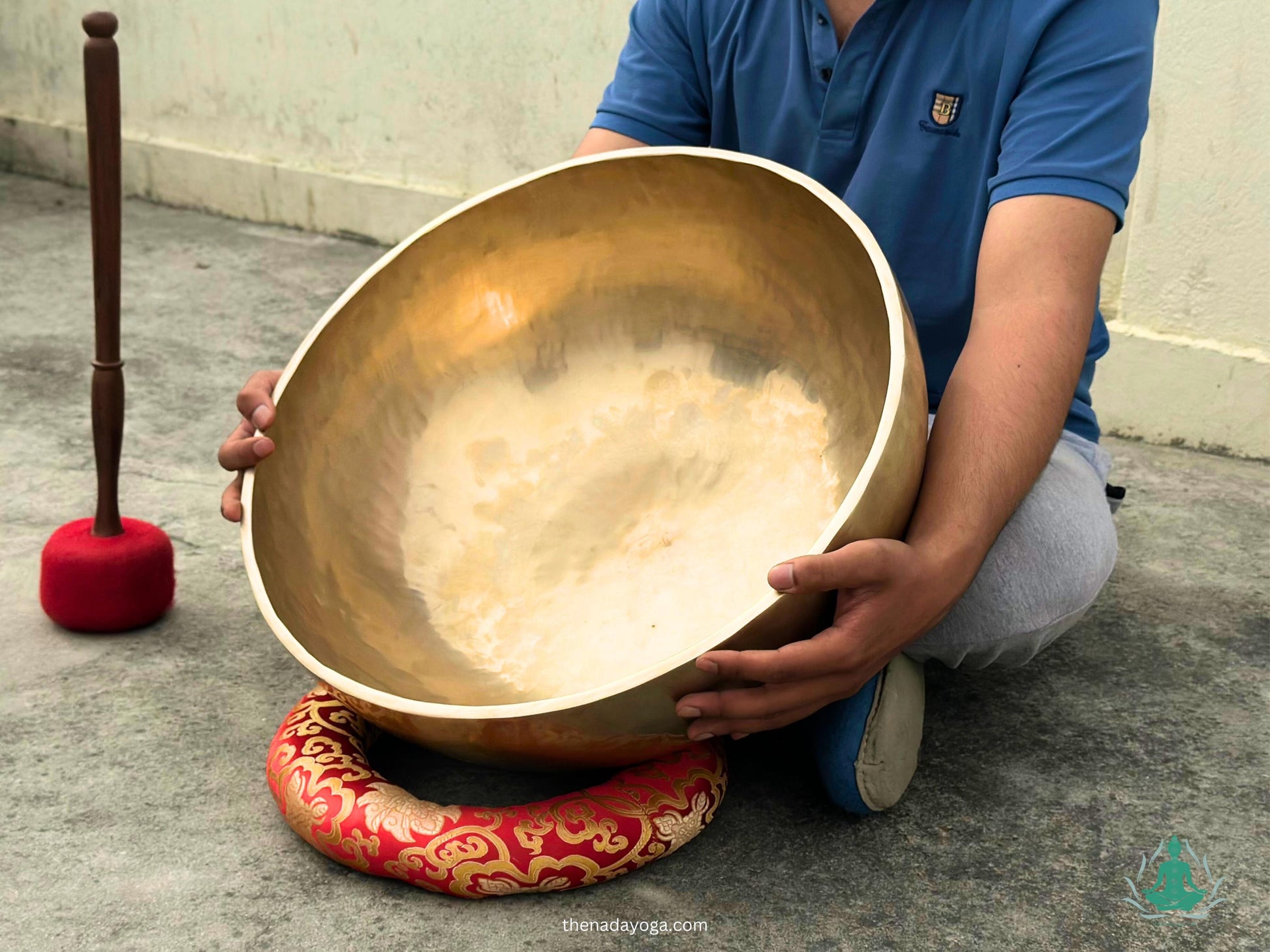 Large Mastercrafted Tibetan Singing Bowl – Hand-Hammered in Nepal | Standing Sound Bowl for Healing & Chakra Balancing – Nadayoga The Nada Yoga